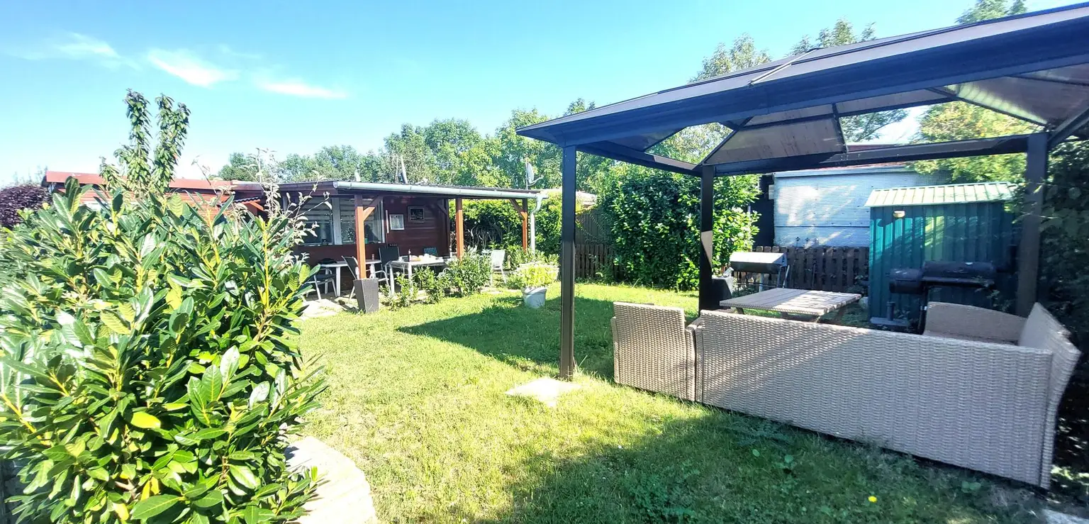 Mobilheim mit Terrasse auf Doppelparzelle