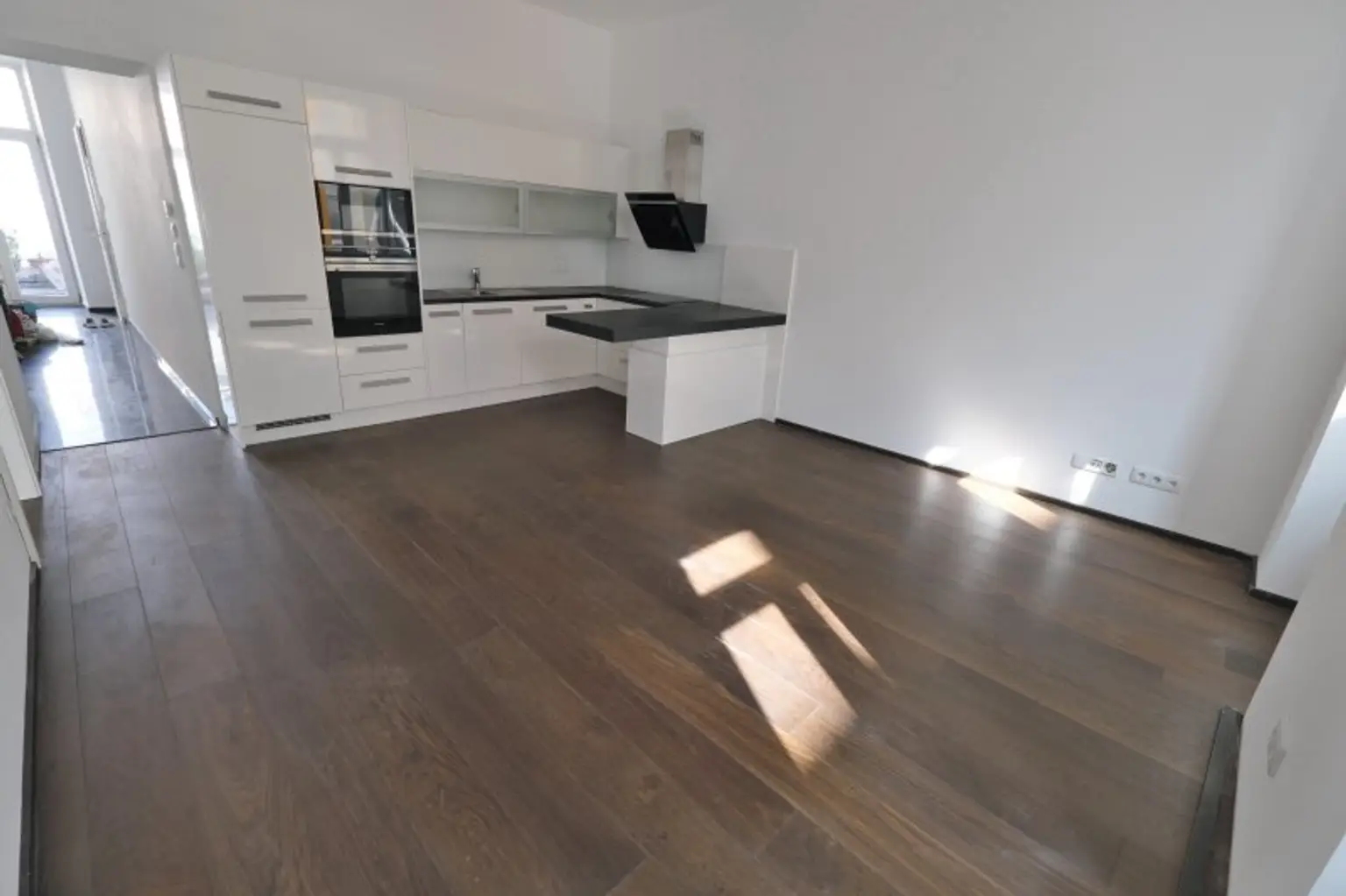 SIEBENBRUNNENPLATZ: Wohnküche + 2 Zimmer + 32 m² Terrasse (neben neuer U2-Station Reinprechtsdorfer Straße)