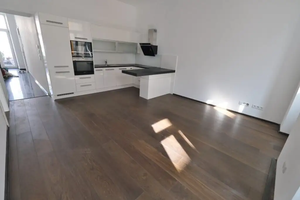 SIEBENBRUNNENPLATZ: Wohnküche + 2 Zimmer + 32 m² Terrasse (neben neuer U2-Station Reinprechtsdorfer Straße)