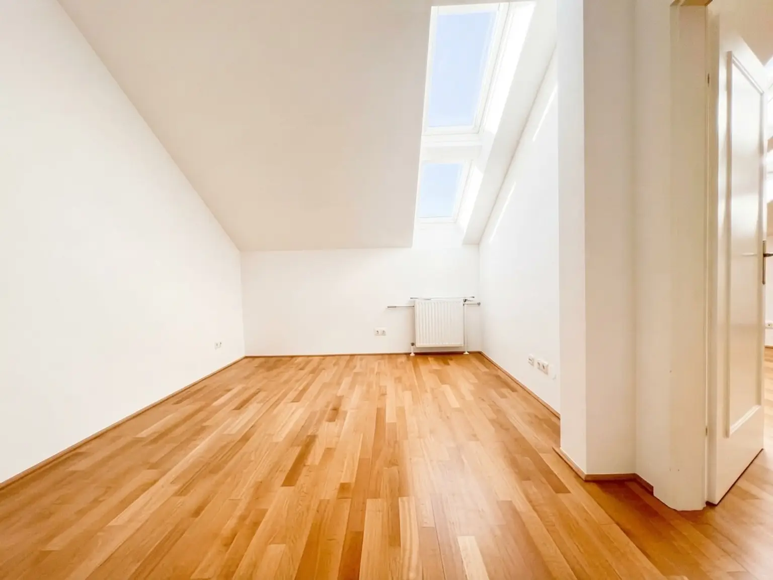 UNBEFRISTET: Klimatisierte 2-Zimmer Dachgeschosswohnung nahe Belvedere