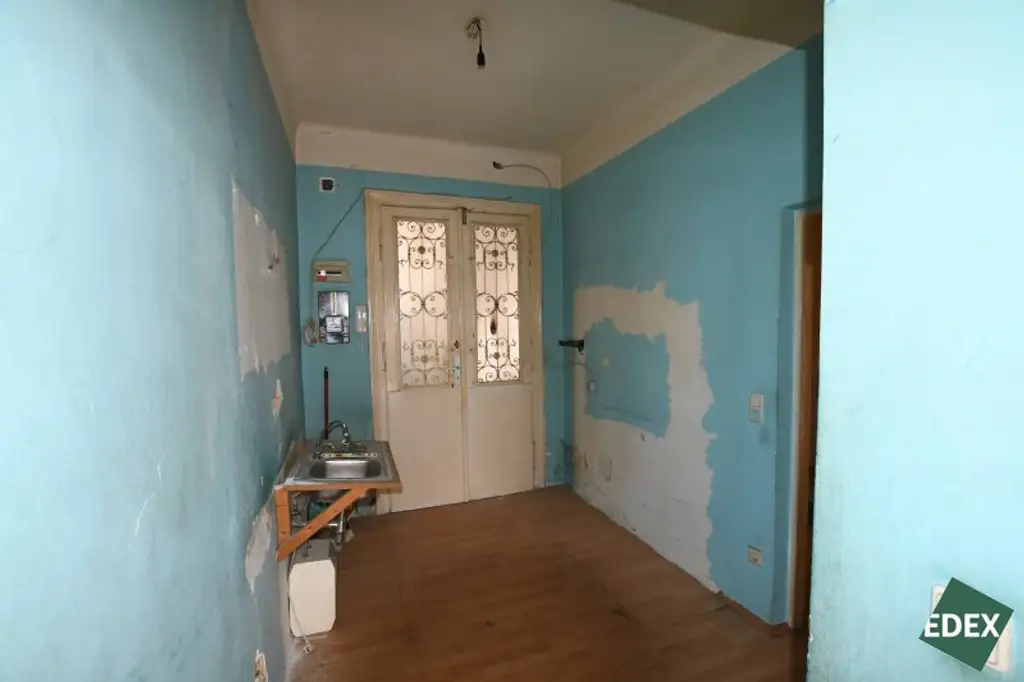 Sanierungsbedürftige 2-Zimmer-Altbauwohnung mit Entwicklungspotenzial – ca. 46 m² in zentraler Lage