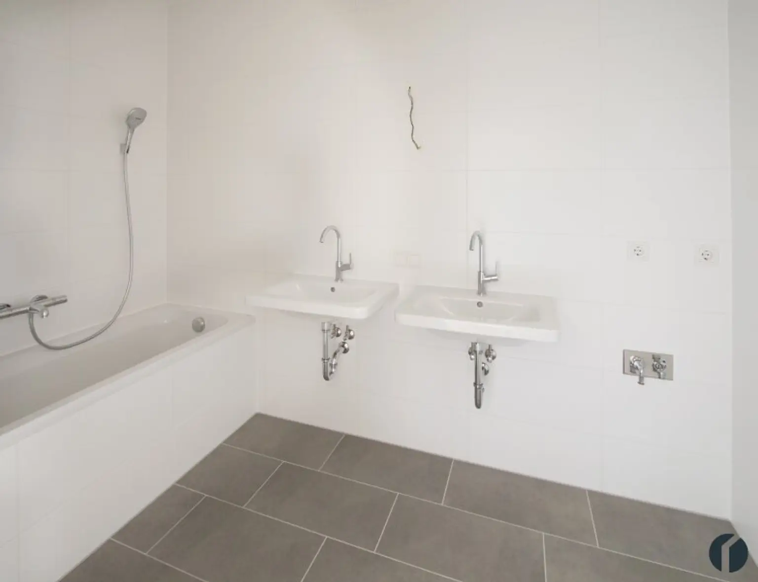 Badezimmer mit 2 Waschbecken, Badewannne und Waschmaschinen Anschluss