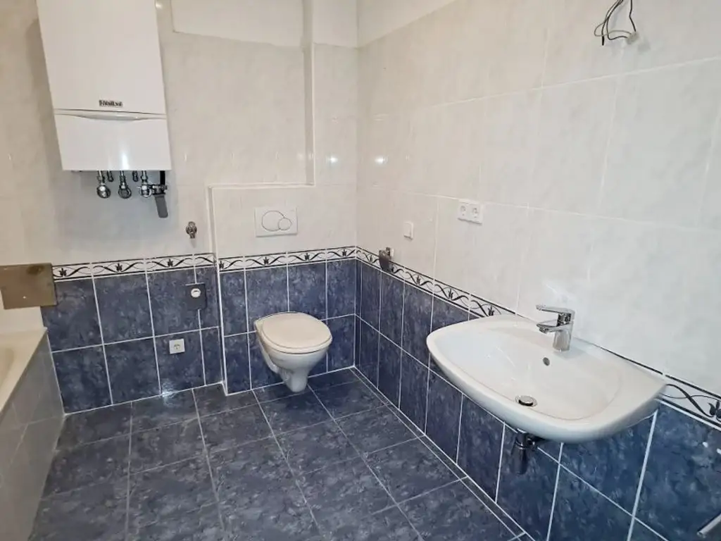 NASCHMARKT-NÄHE, 62 m2 Dachgeschoß, 2 Zimmer, Küche, Wannenbad, Parketten, U4-Nähe, Kettenbrückengasse