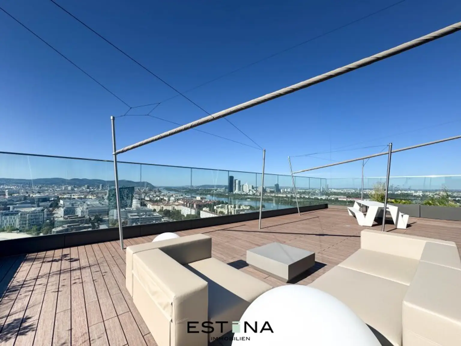 Premium City-Wohnung mit Weitblick & Wellness-Oase
