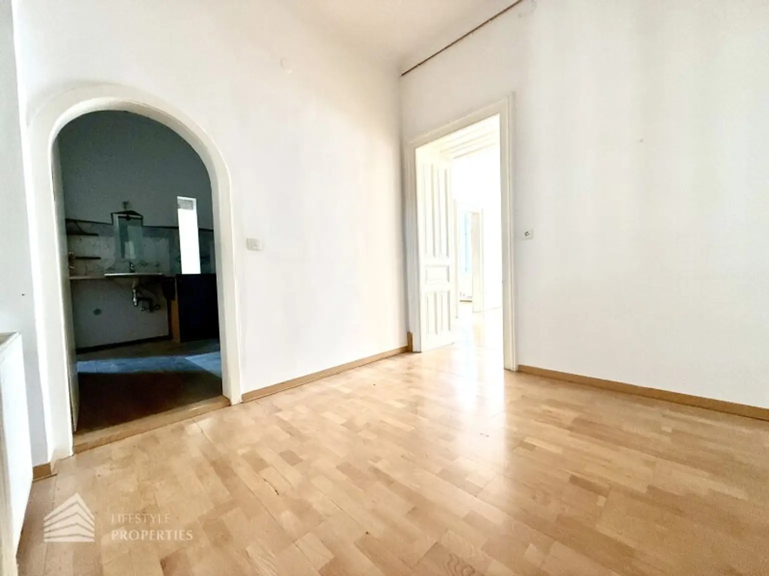 Helle Wohnung mit Balkon auf ganzer Etage zzgl. Rohdachboden, Nähe Einsiedlerpark