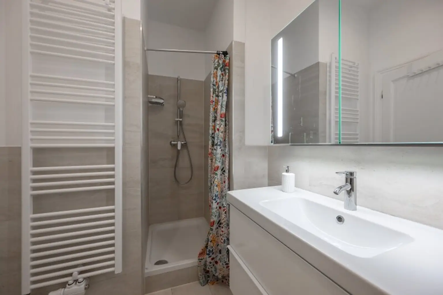 ++1150++ Stilvolle 4-Zimmer Altbauwohnung mit Balkon – Wohnen in Toplage mit Topausstattung