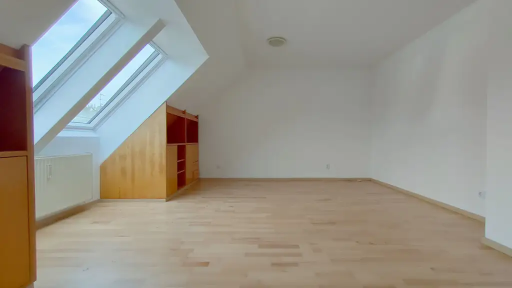 Moderne Dachgeschoß-Garconniere in ruhiger Lage Nähe U4-Unter St. Veit!