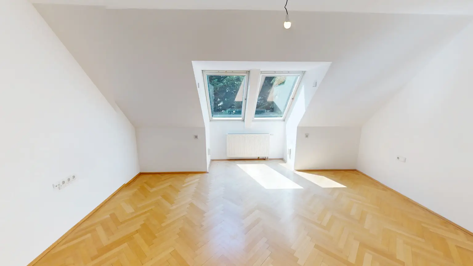 Elegante Dachgeschosswohnung mit Gartenblick, Terrassen und Garage