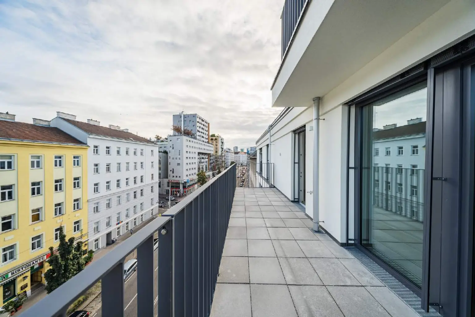 Moderne Stadtwohnung im 6. Stock mit Balkon – Erstbezug