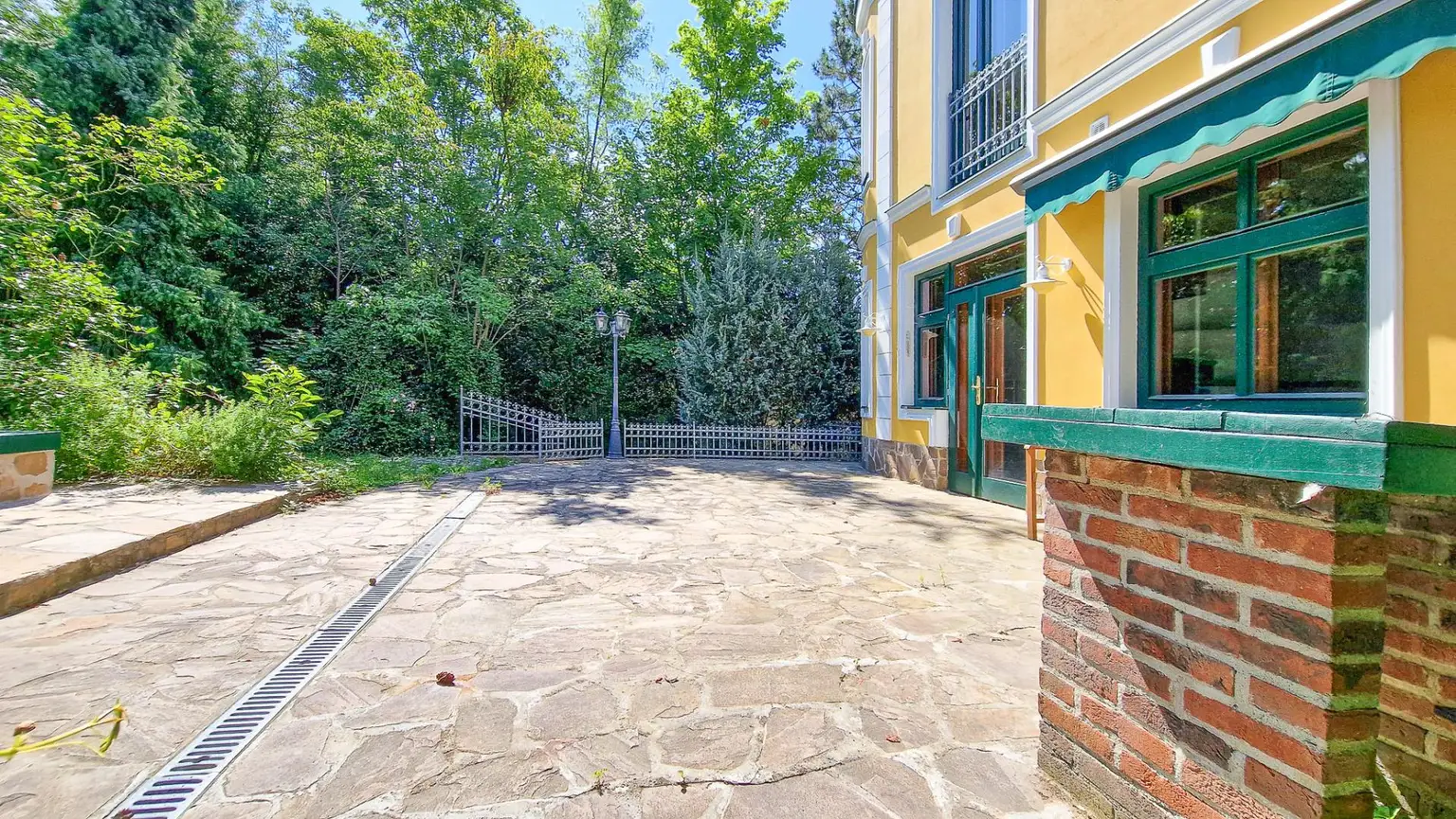 Grüne Oase in Prestige-Lage, Stilvilla mit ca. 1.600 m² Grund, Gästehaus, 2 Garagen und großem Pool