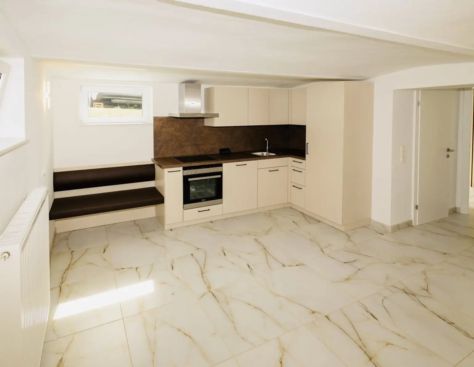 Charmante, komplett sanierte 2 Zimmer Mietwohnung, bezugsfertig!!