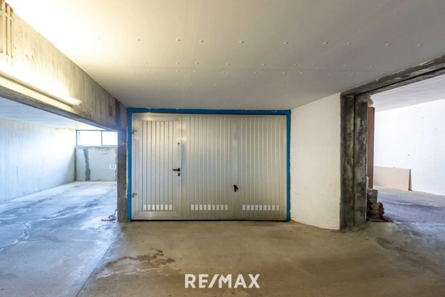 Tiefgaragenplatz mit Tor