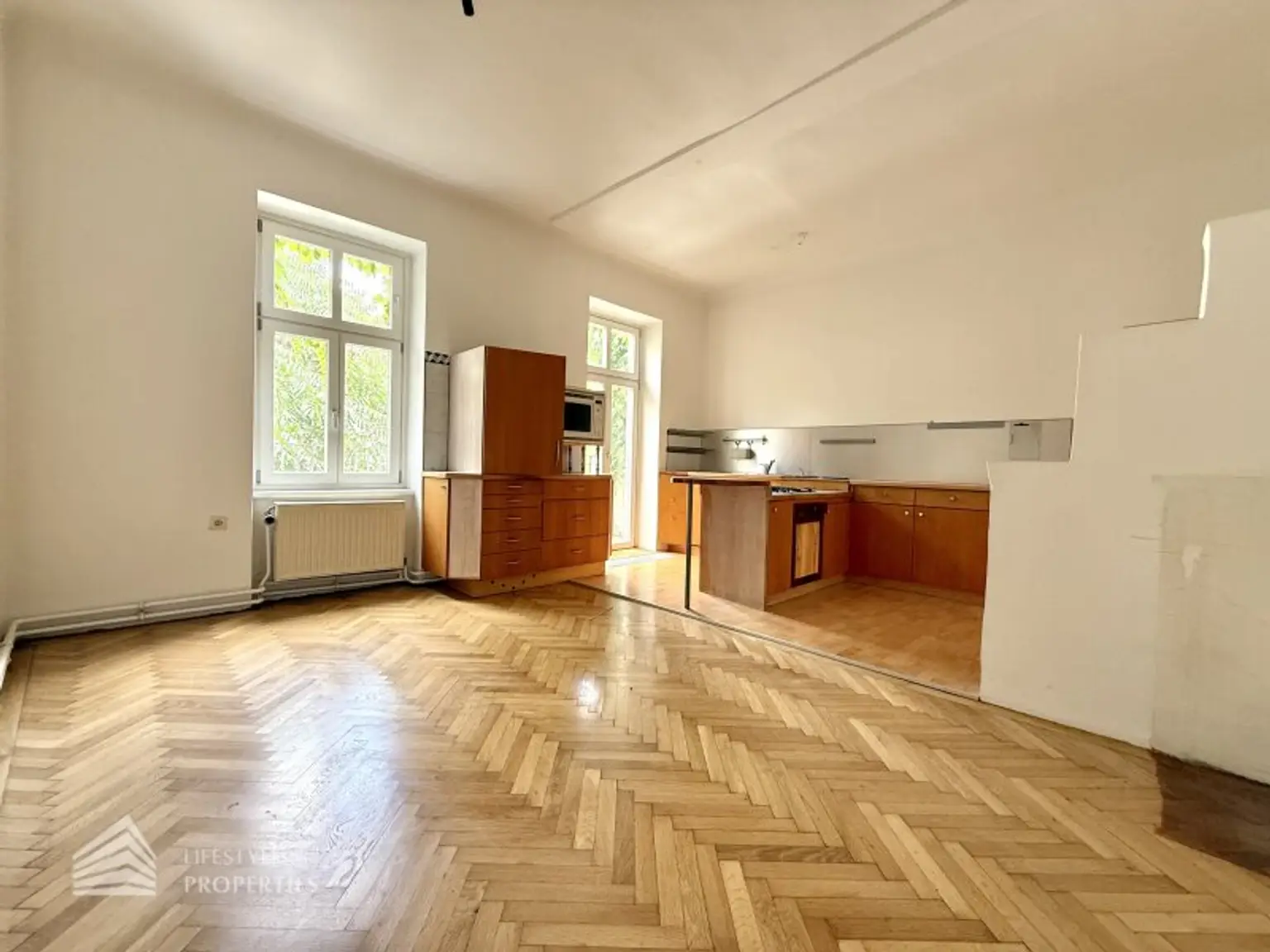 Helle Wohnung mit Balkon auf ganzer Etage zzgl. Rohdachboden, Nähe Einsiedlerpark