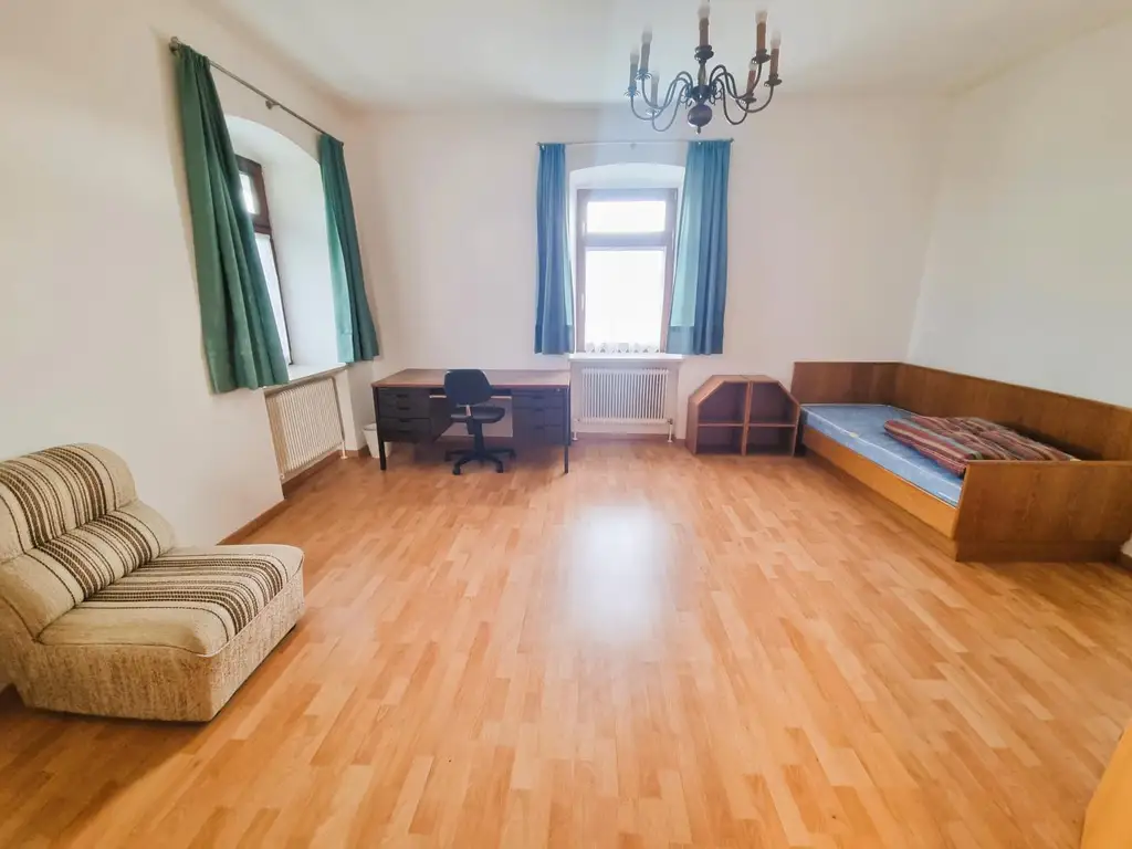 Großzügige 4-Zimmer-Wohnung im Zweiparteienhaus mit Garten und Carport