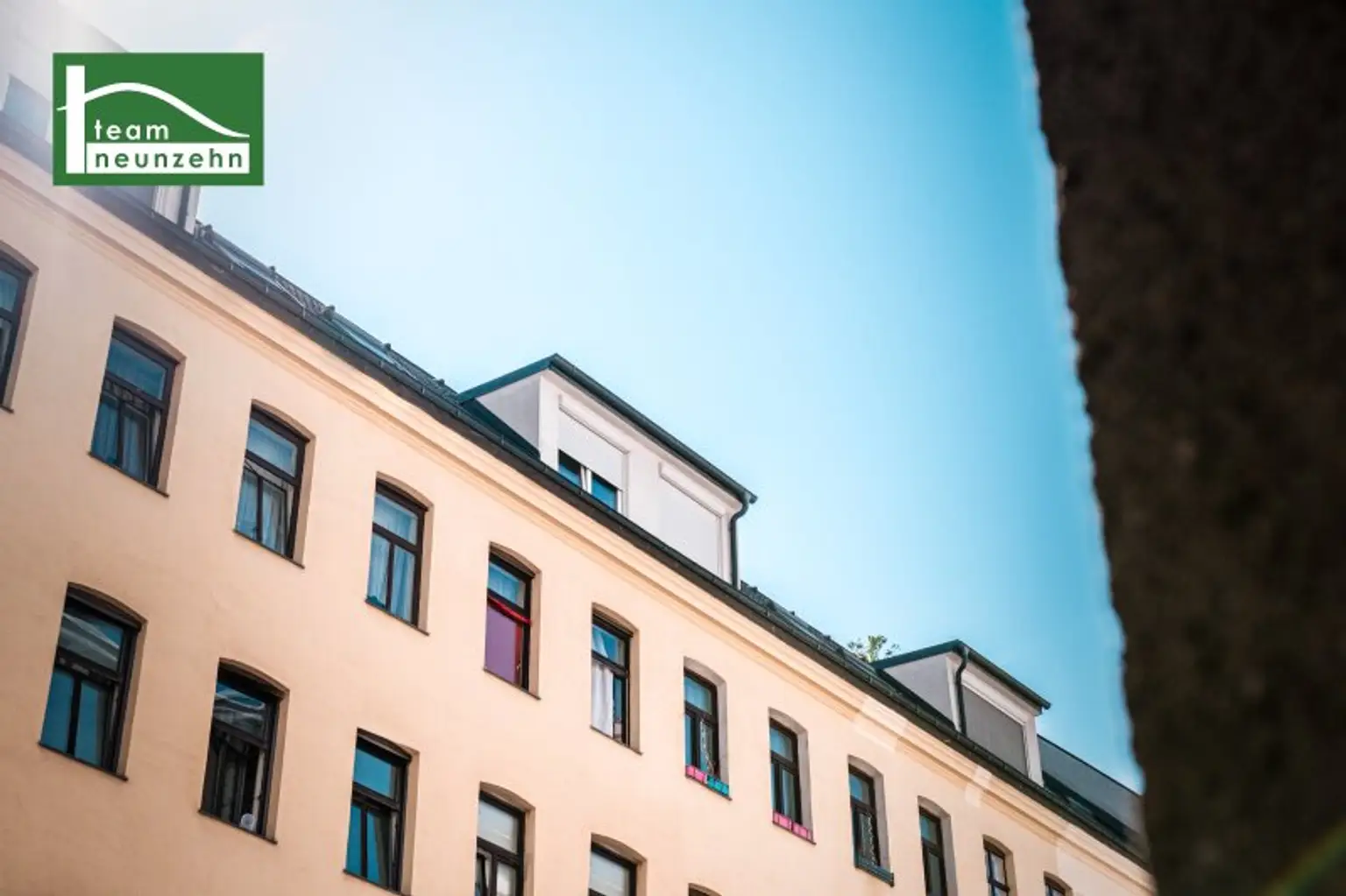EIGENBEDARF ODER INVESTMENT MIT ca. 3,5% RENDITE! SEHR GUTER ZUSTAND! SANIERTE & MÖBLIERTE DACHGESCHOSS-WOHNUNG INKL. KÜCHE! SOFORT BEZIEH- ODER VERMIETBAR!