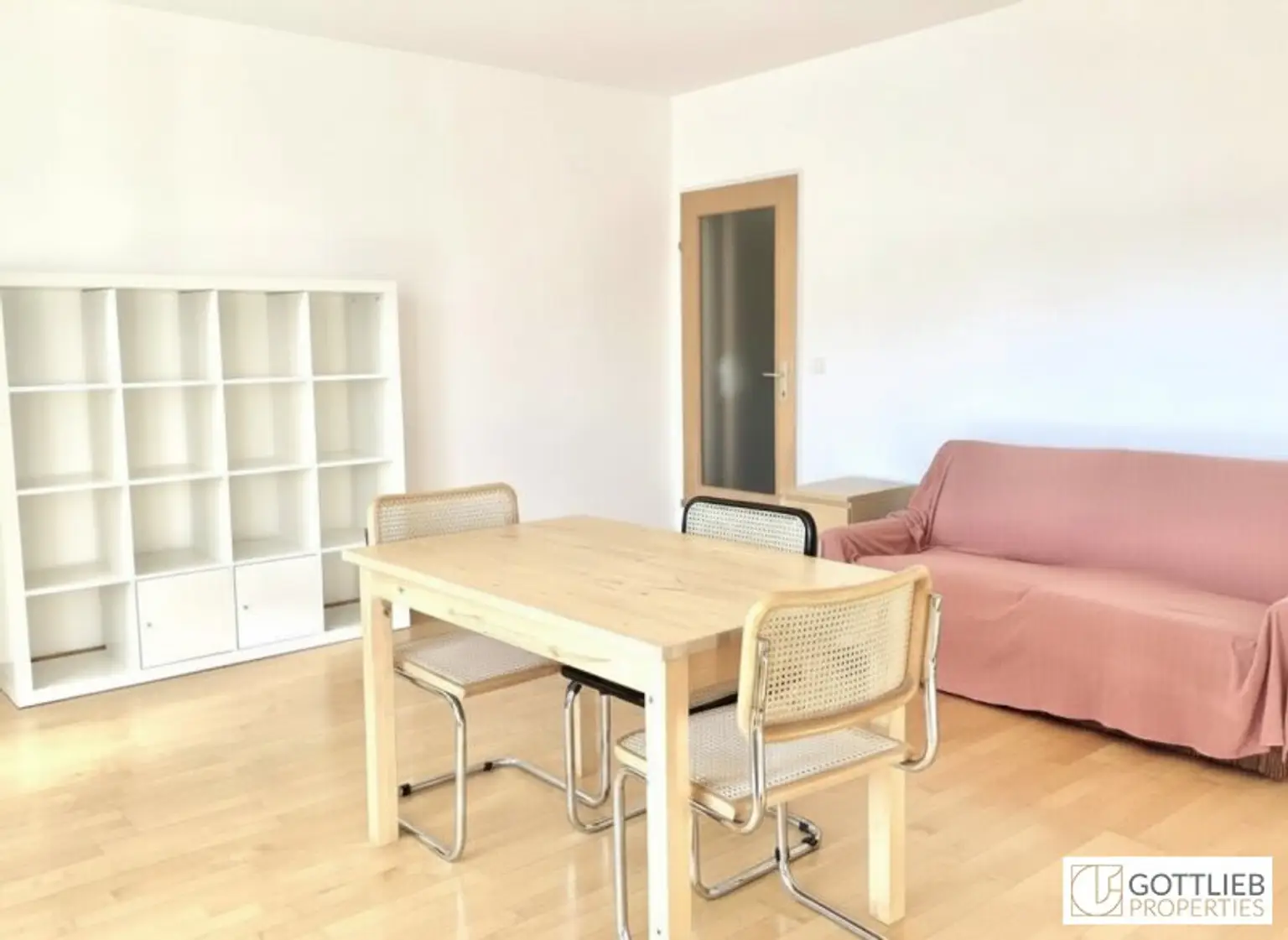Grünruhelage nahe Arenbergpark! Teilmöblierte 2-Zimmer-Wohnung mit Loggia in Stockwerkslage