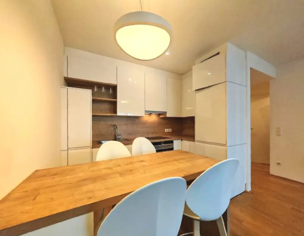 Möblierte 2-Zimmer-Wohnung im 10. Liftstock