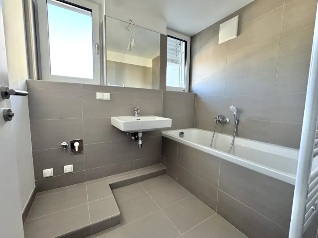 Dachgeschossausbau mit Terrasse & Klimaanlage - Erstbezug