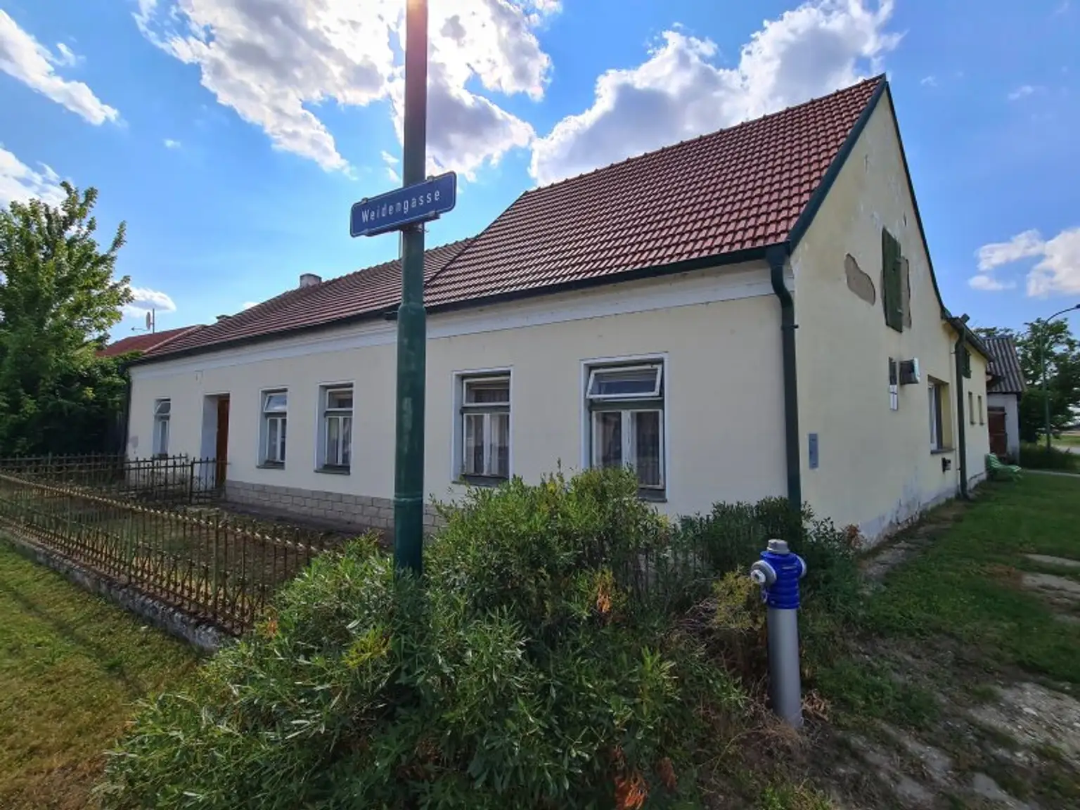 GELEGENHEIT MIT GROSSEN POTENTIAL IN  PALTERNDORF HAUS MIT 6 ZIMMER 156 WFL. PLUS  2 GROSSE SCHUPPEN