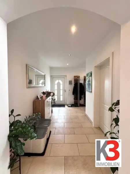 K3! Großzügige, charmante Landhaus-Villa - durchdacht geplant! Herrliche weitläufige Gartenoase in Ruhelage!