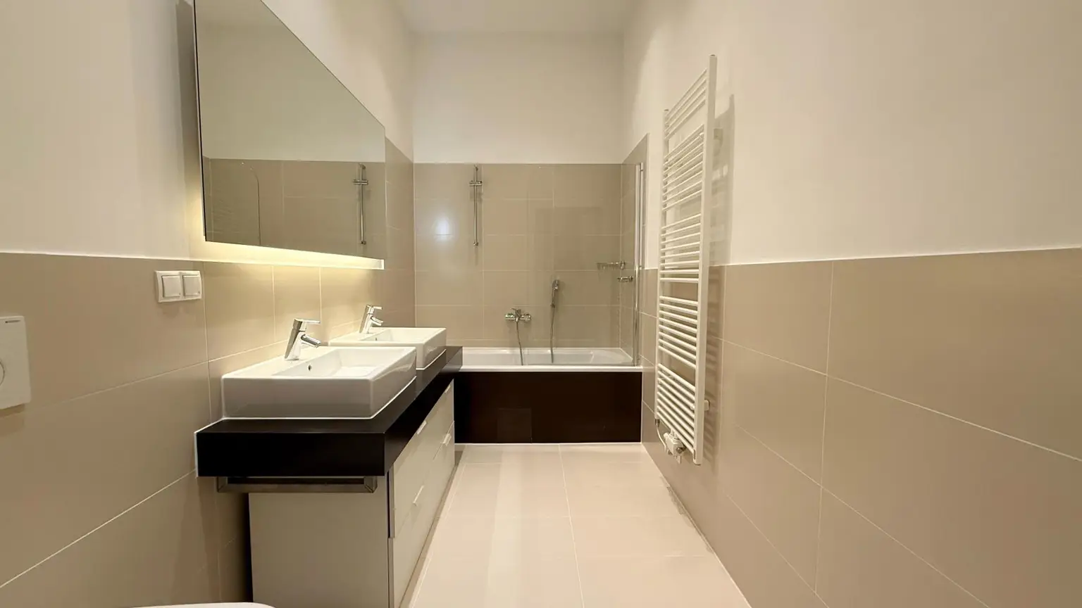 Bad1 mit Badewanne und WC