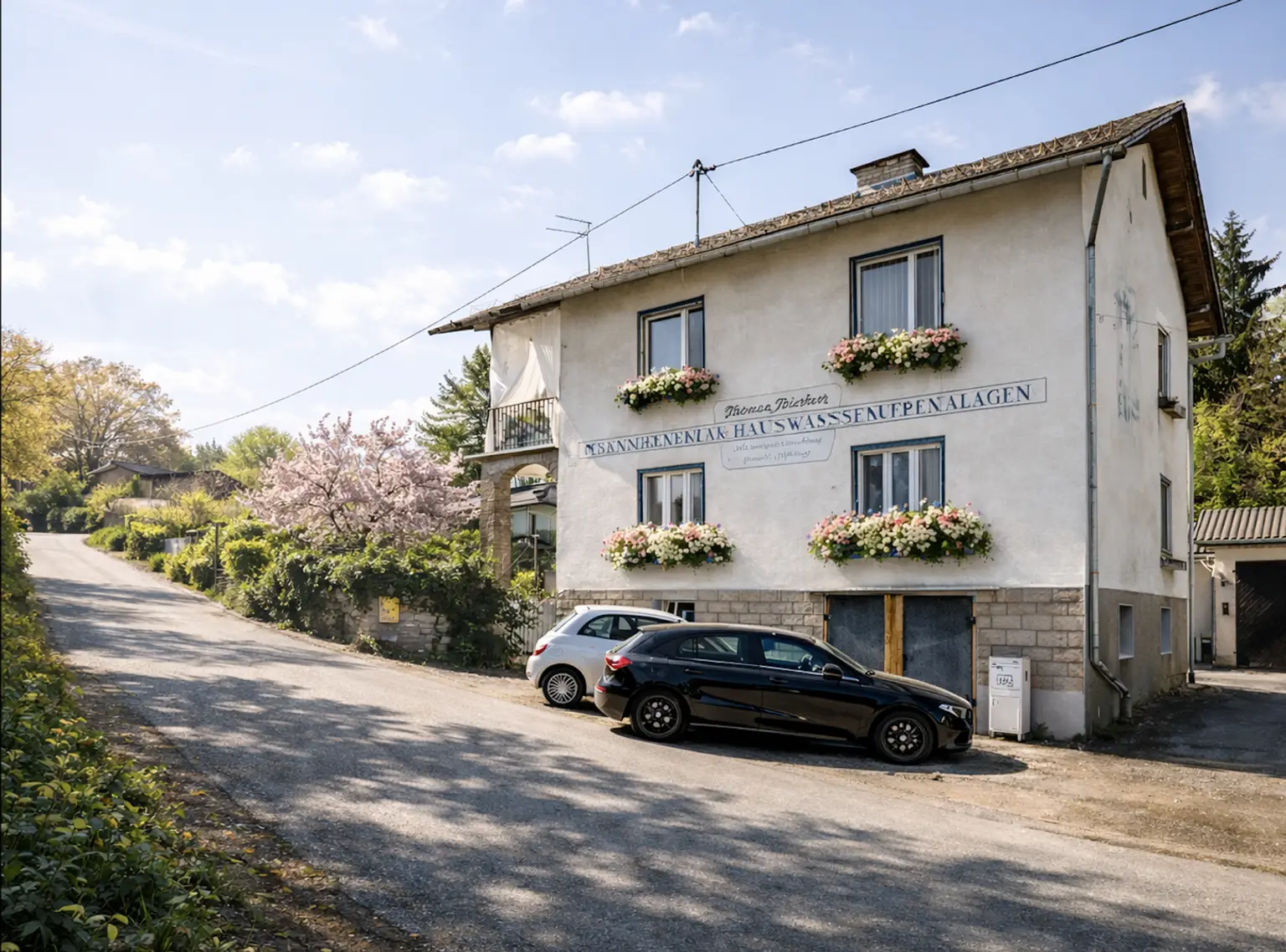 Außenansicht des Hauses mit Autoabstellplätzen