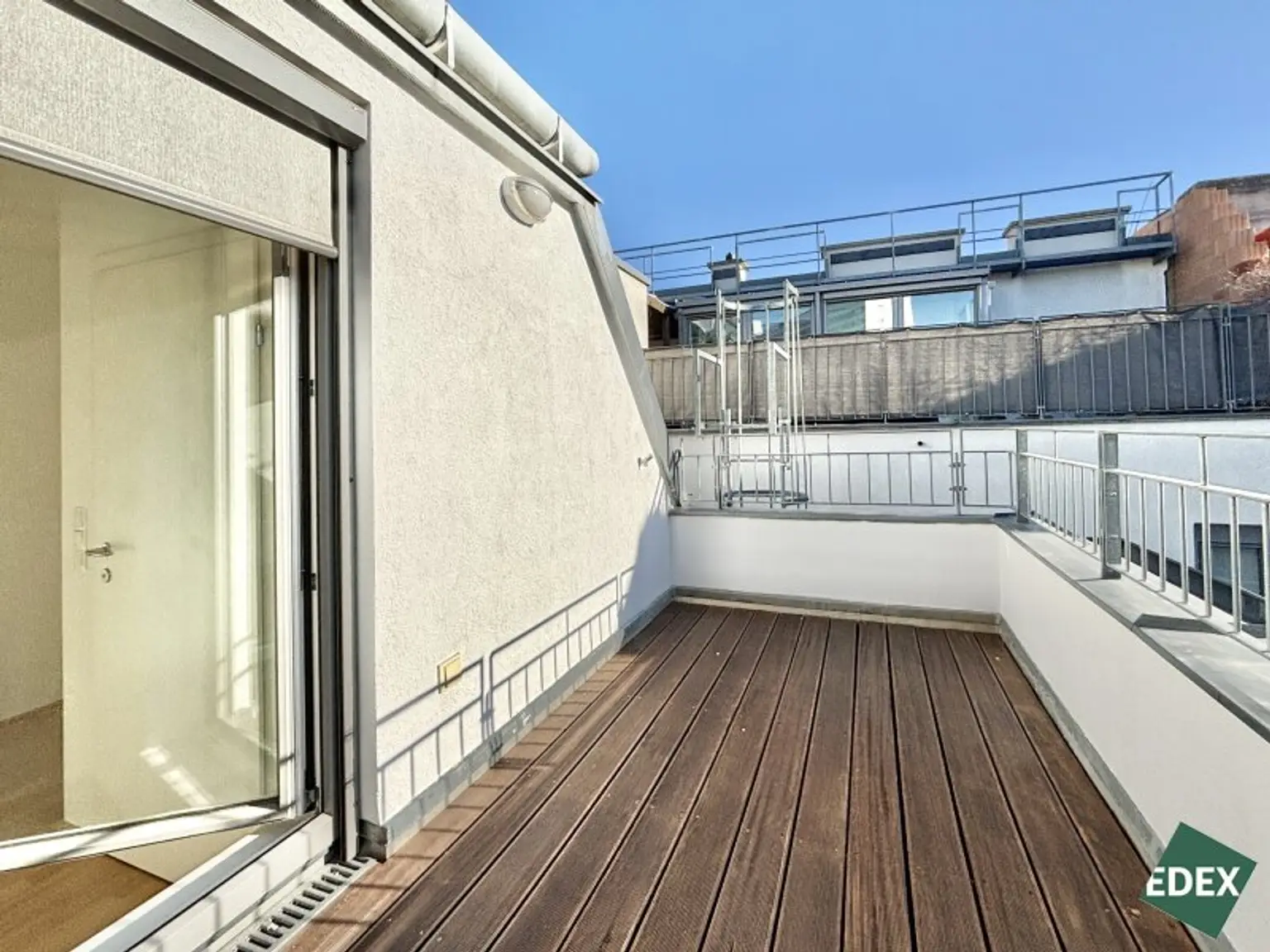 Charmante 2-Zimmer-Dachgeschosswohnung mit Süd-Terrasse und Kühlung nähe Arenbergpark