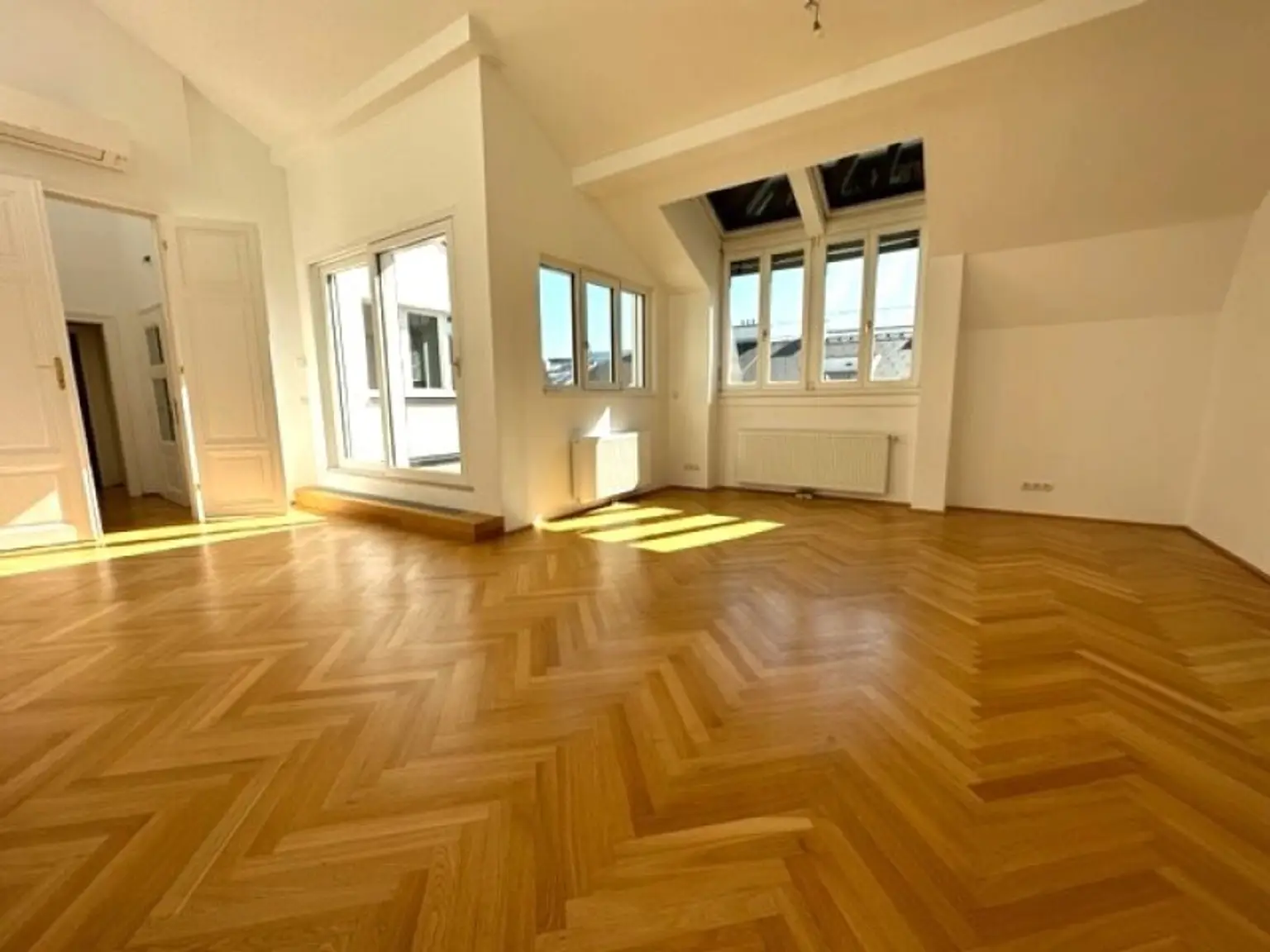 BÖRSE-NÄHE, klimatisiertes 98 m2 Dachgeschoss mit 9 m2 Terrasse, 3 Zimmer, Extraküche, 2 Bäder, Gonzagagasse