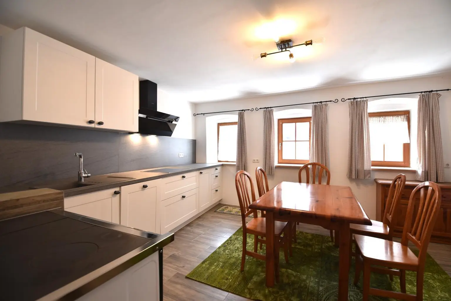 Küche mit Essgarnitur