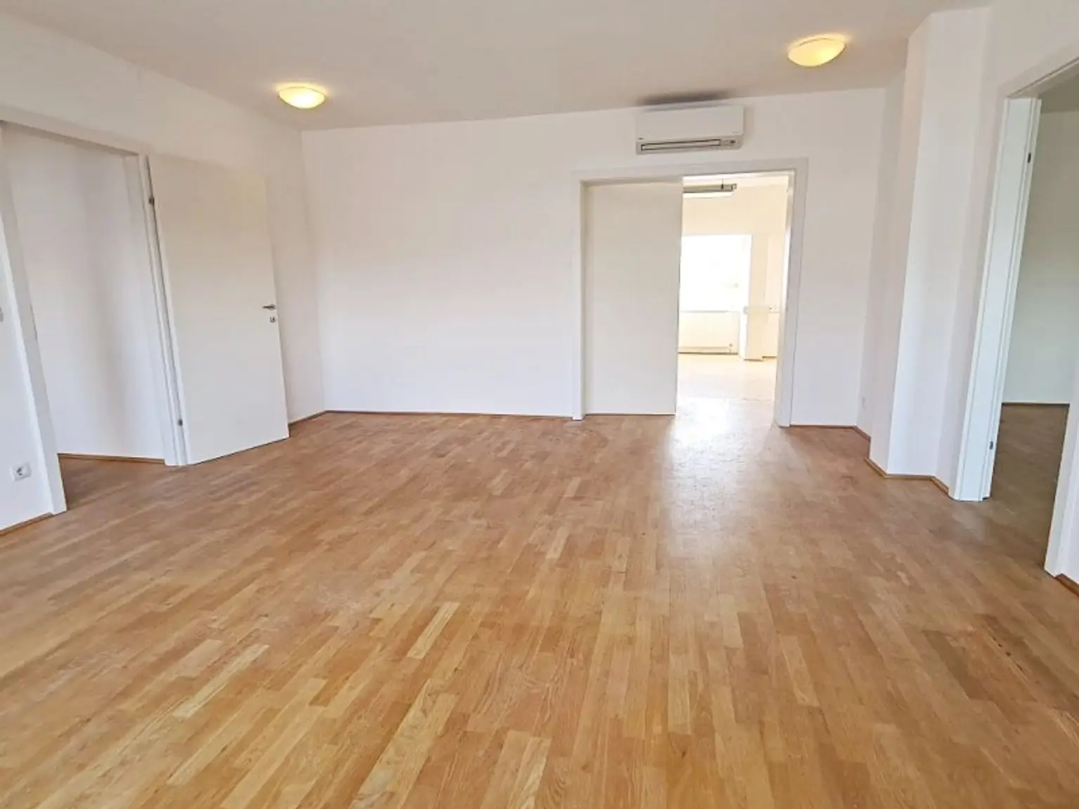 ZIEGLERGASSE bei FUZO Mariahilfer Straße, 141 m2 Bürofäche, 3 Zimmer, Serverraum, Küche, Klimaanlagen, Dachgeschoß