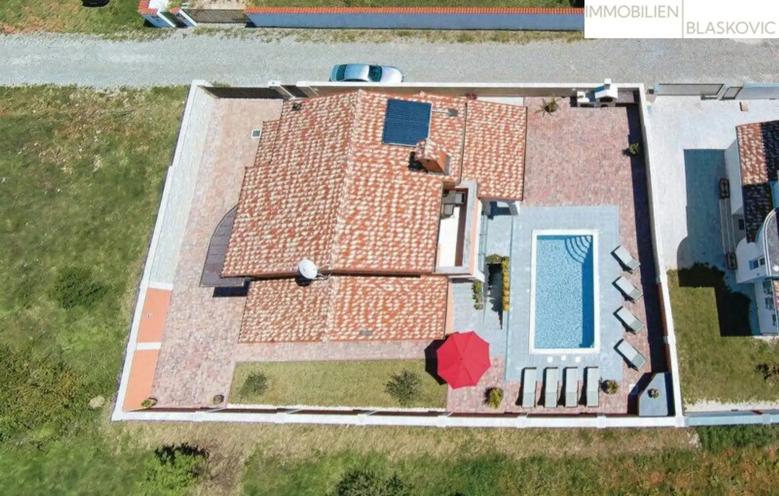 Freistehendes Haus mit Swimmingpool