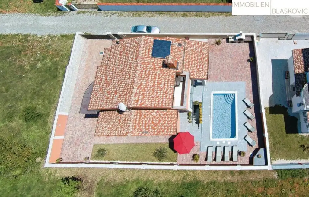 Freistehendes Haus mit Swimmingpool