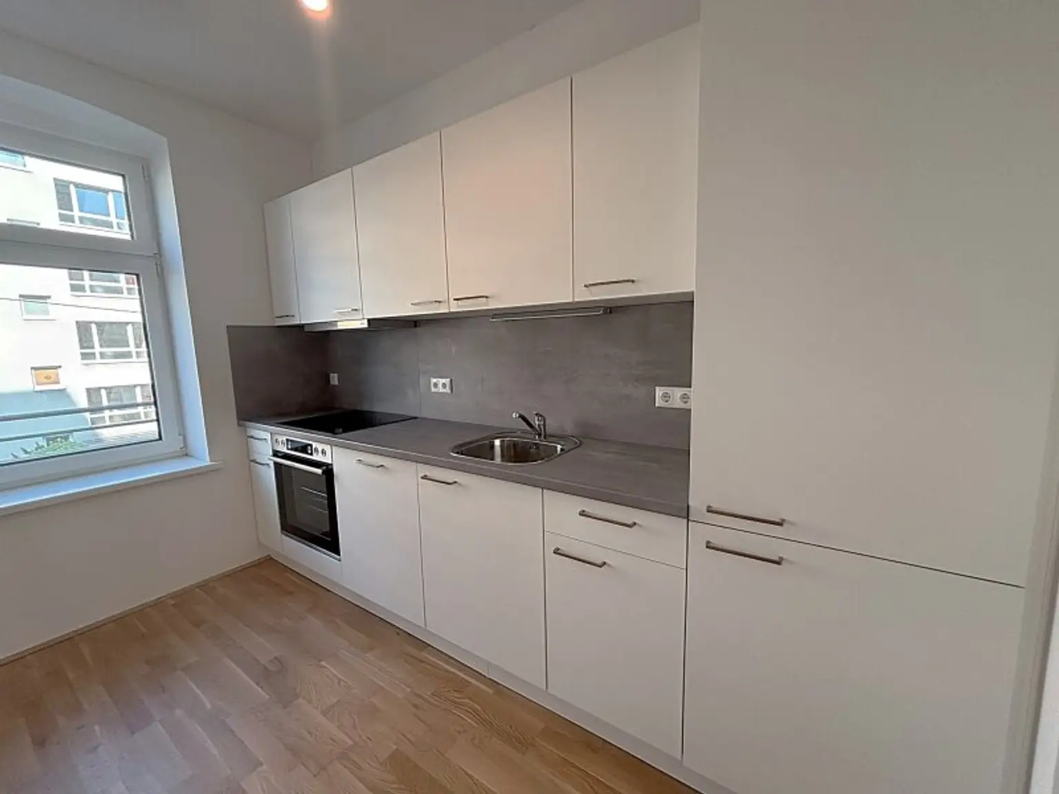 Sehr gut aufgeteilte 2-Zimmer Wohnung mit Loggia und Einbauküche!