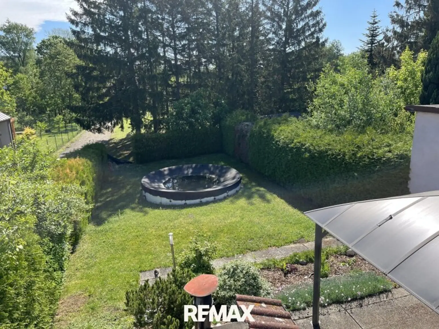 Blick von der Terrasse in den Garten