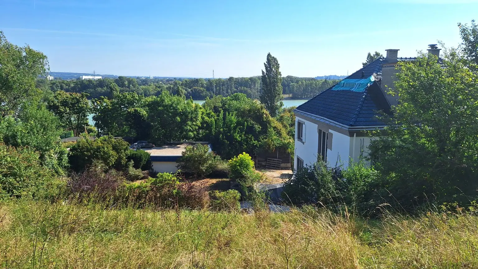 Edelrohbau-Villa, Herrschaftlicher Wohnsitz am Fuße des Kahlenberges an der Donau. Teilrestauriert entkernt und komplette Ausbauplanung.