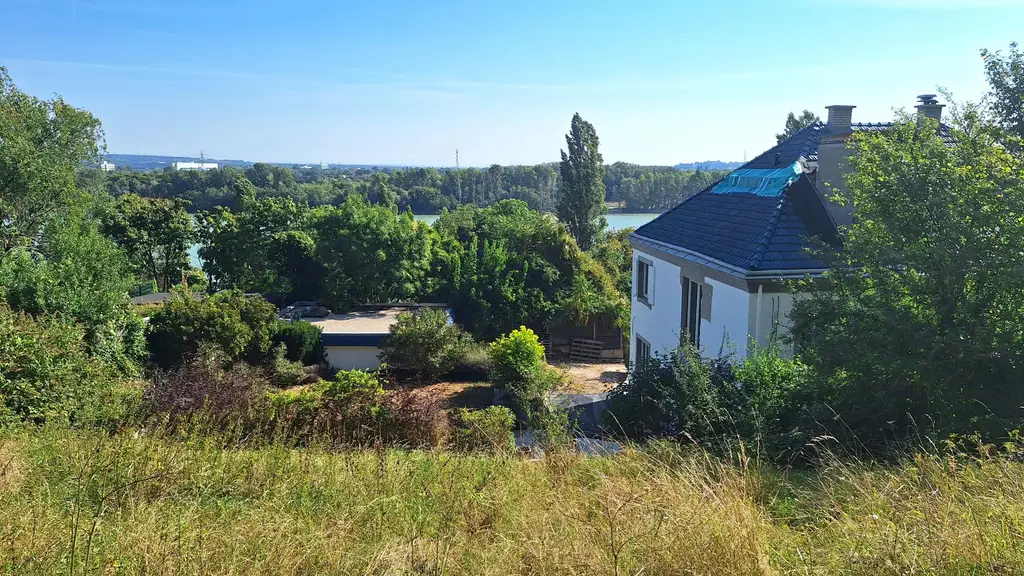 Edelrohbau-Villa, Herrschaftlicher Wohnsitz am Fuße des Kahlenberges an der Donau. Teilrestauriert entkernt und komplette Ausbauplanung.