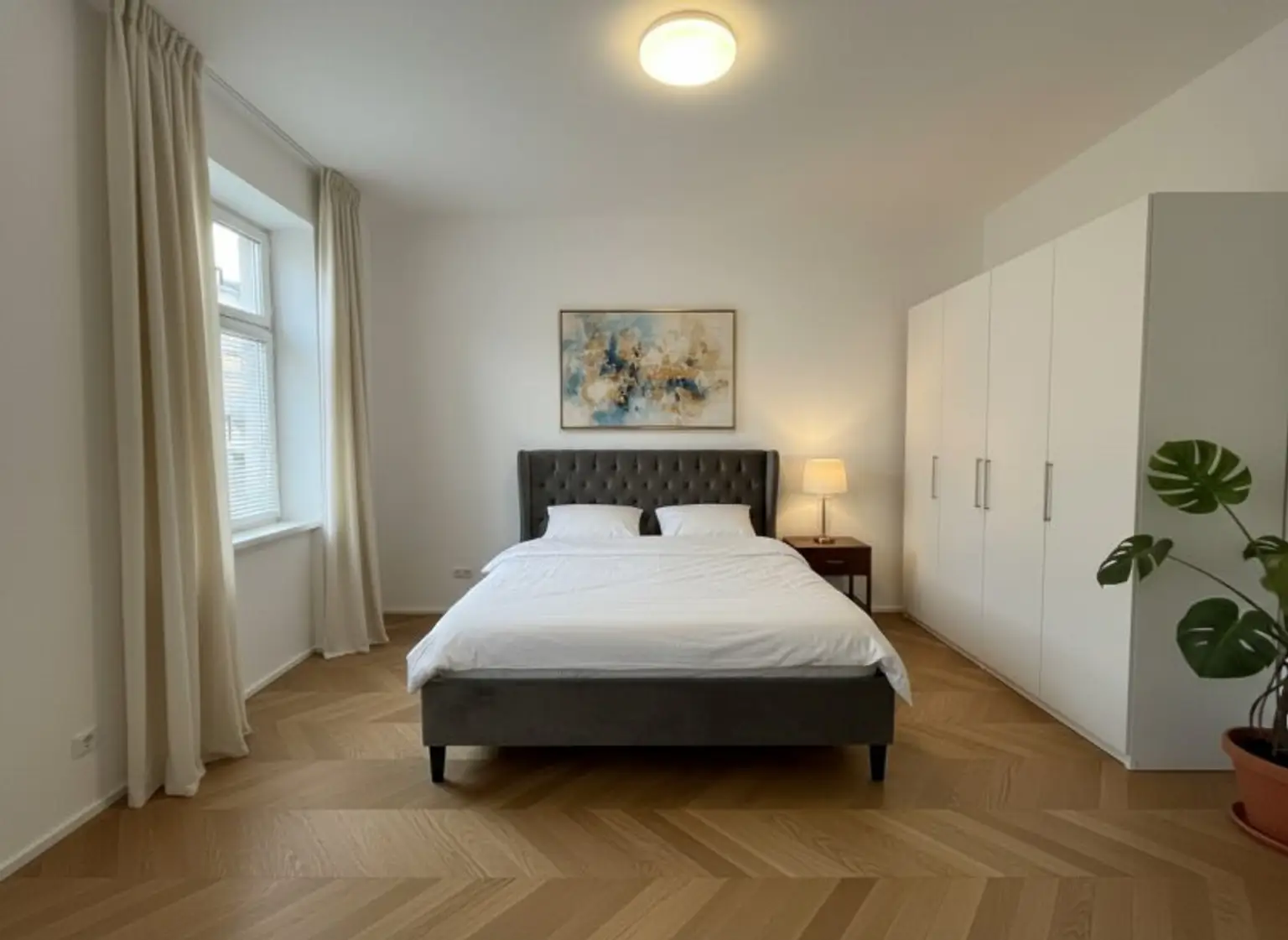 ERSTBEZUG NACH SANIERUNG: Ansprechende 6-Zimmer-Altbauwohnung mit Balkon, unweit von Kutschermarkt