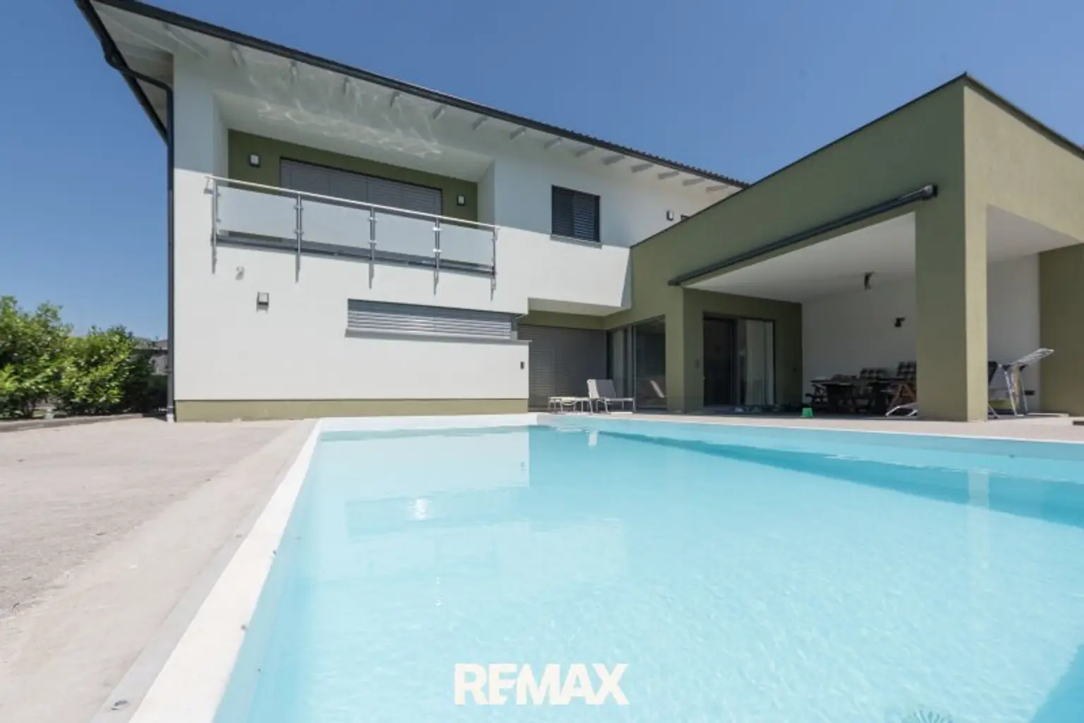 Pool und überdachte Loggia