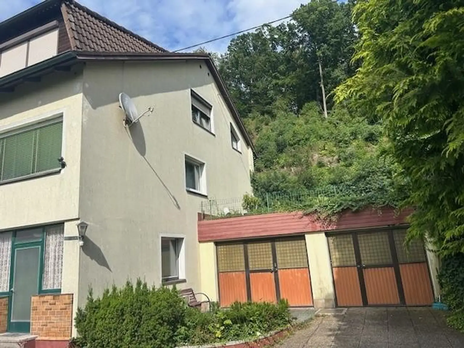 2 bis 3 Familienhaus mit Vollkeller,    mit  4 Garagen, Brunnen und Werkstatt  - sehr viel Wohnraum- 4 Bäder