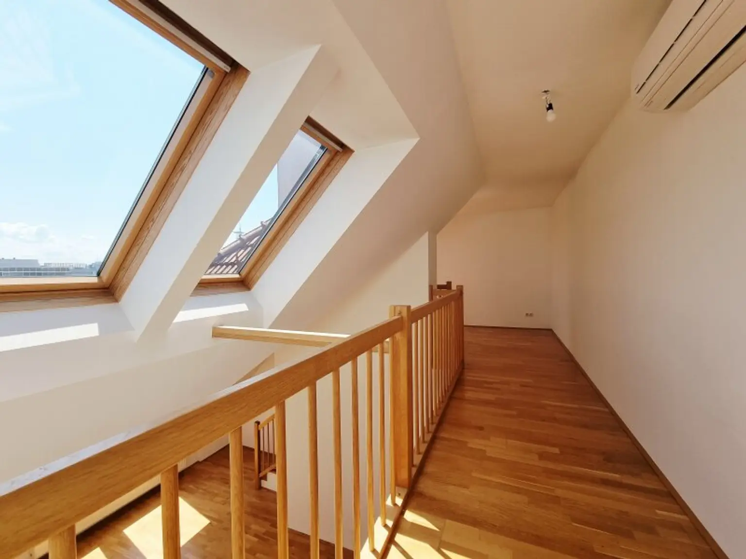 Lichtdurchflutete Maisonette mit Dachterrasse & Klimaanlage – wohnen zwischen Landhausviertel & Promenade