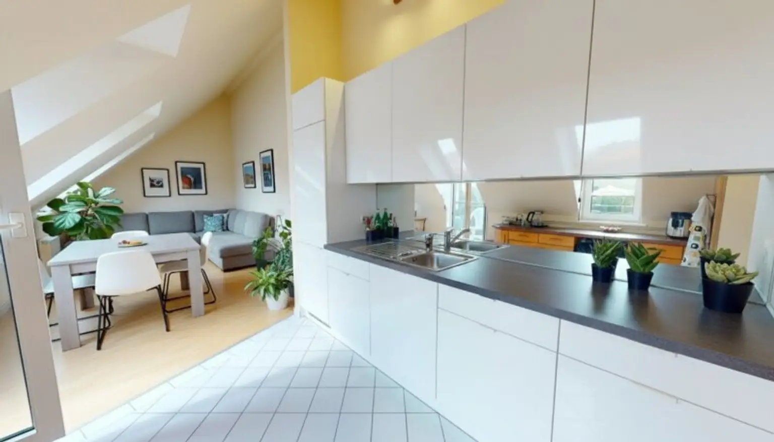 Helle DG-Wohnung mit Balkon | Garagenplatz optional
