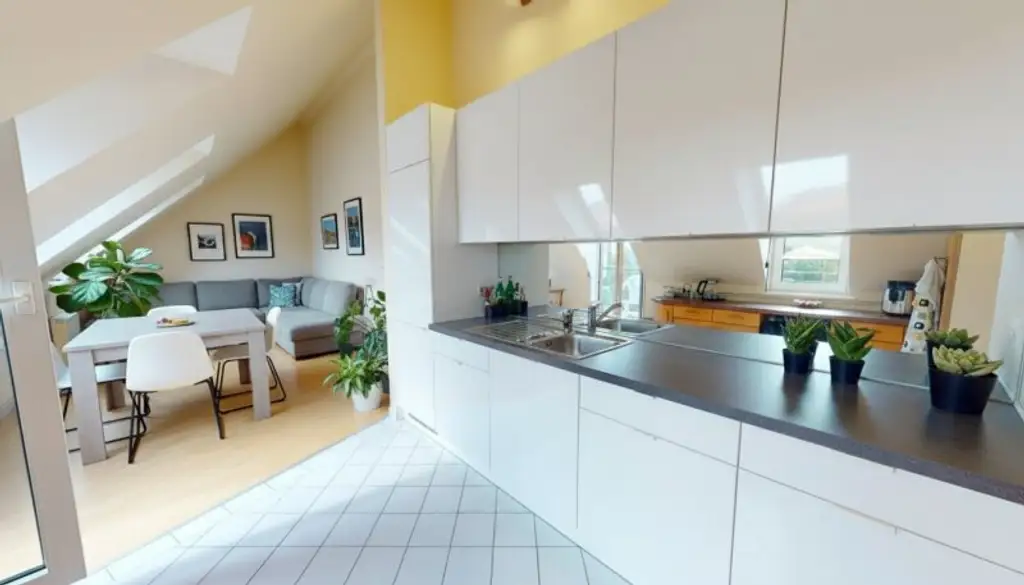 Helle DG-Wohnung mit Balkon | Garagenplatz optional