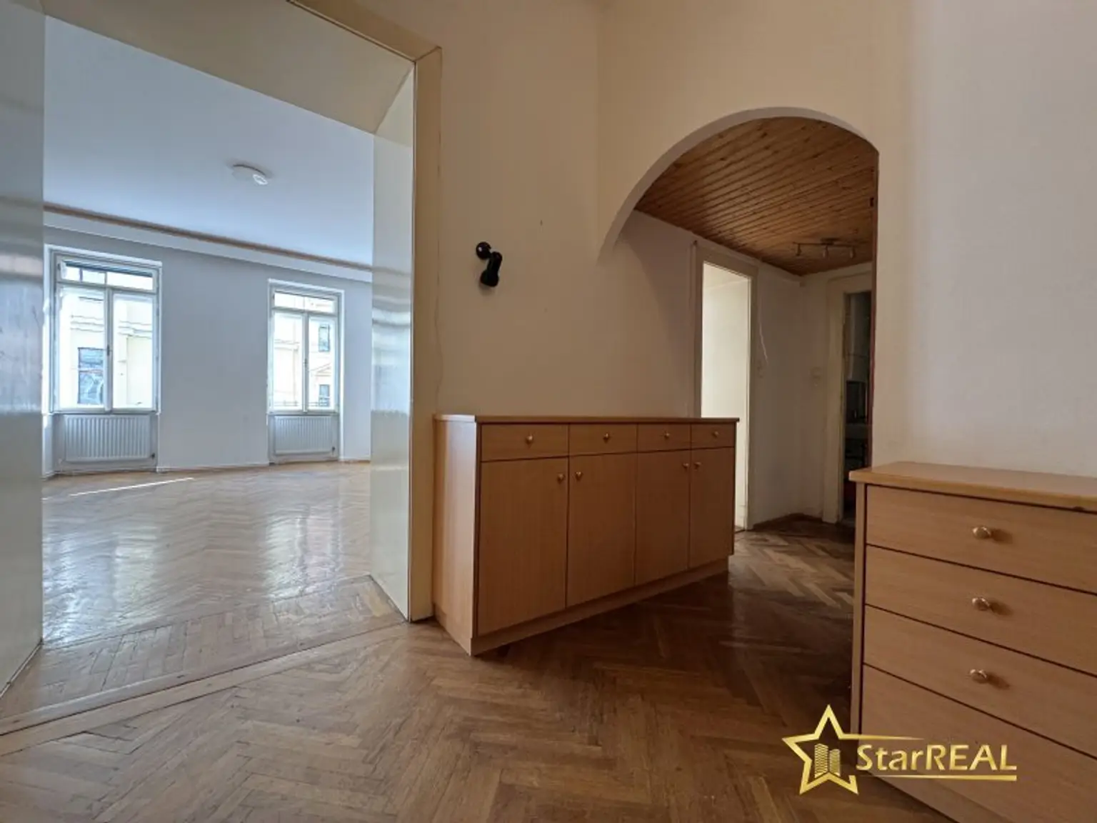 ROHDIAMANT IN TOPLAGE! U6 DIREKT. SANIERUNGSBEDÜRFTIGE 3,5 ZIMMER. FISCHGRÄTPARKETT.