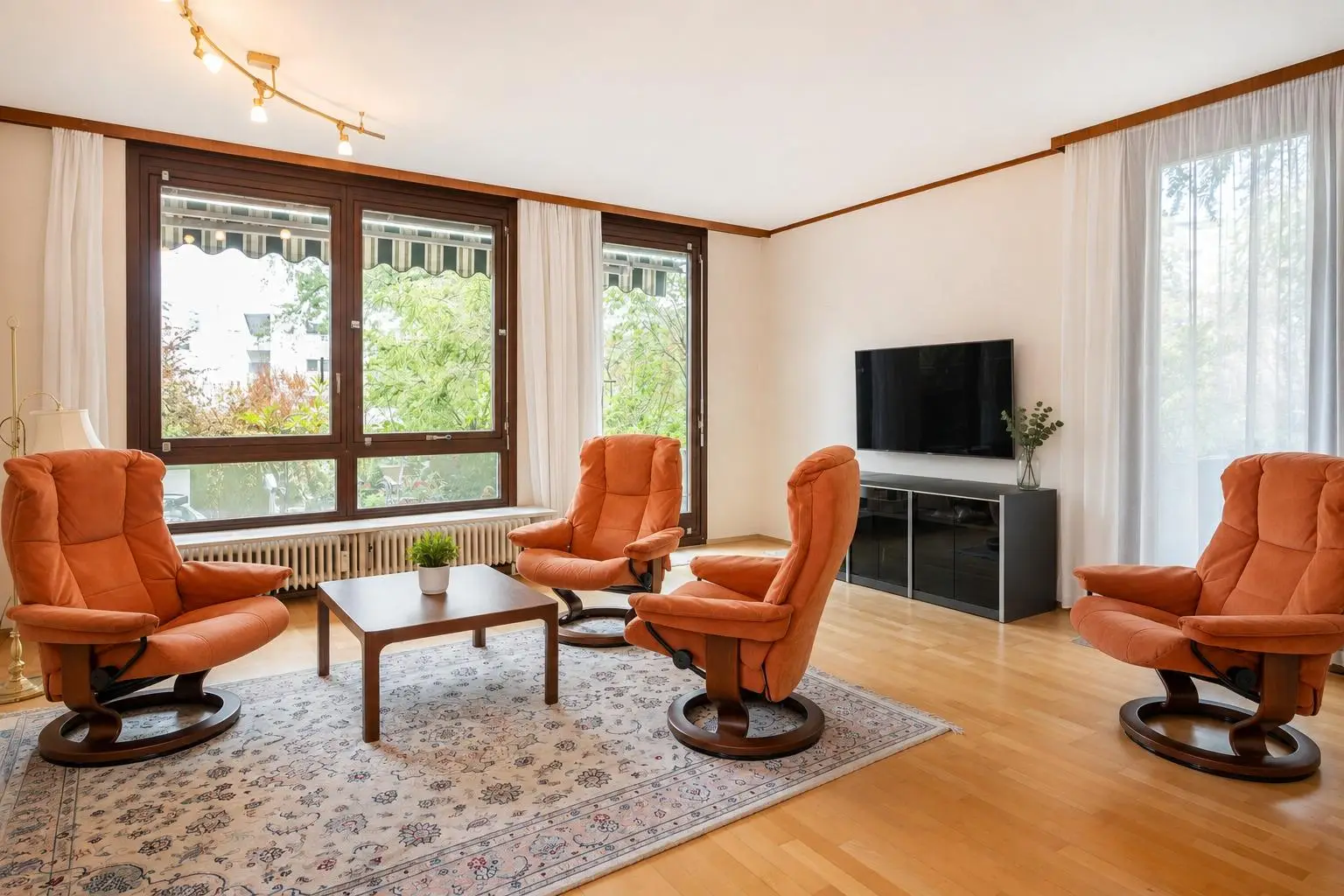Helles Wohnzimmer mit Terrassenzugang