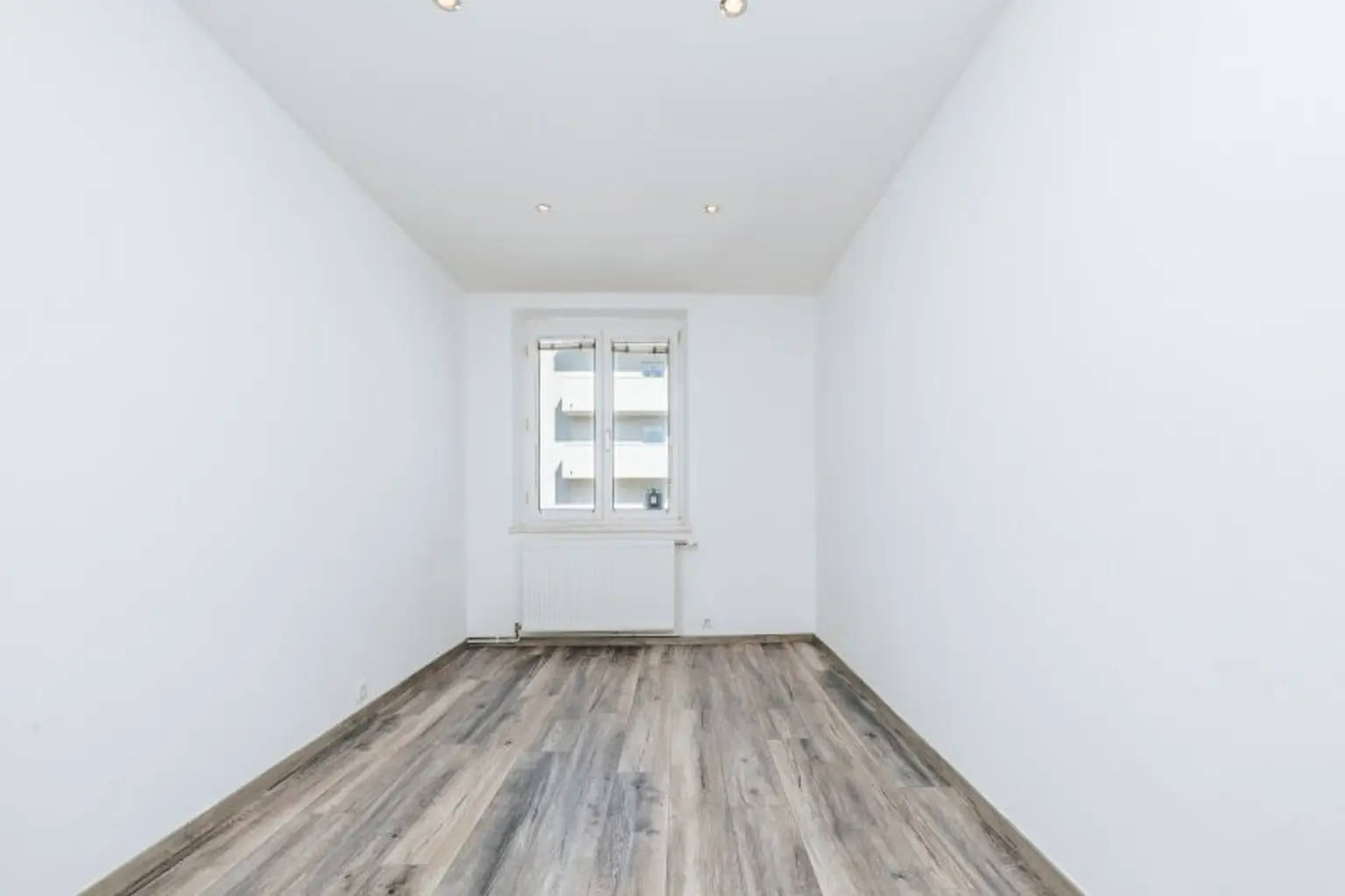 KEINE MAKLERGEBÜHR I MODERNISIERT I HOCHWERTIGE BADEWANNE I DESIGN-EINBAUKÜCHE I BAHNHOFSNAH I HAUSTIERFREUNDLICH I MODERNER WOHNSTIL I DURCHDACHTER GRUNDRISS I PROJEKT WOHNEN I