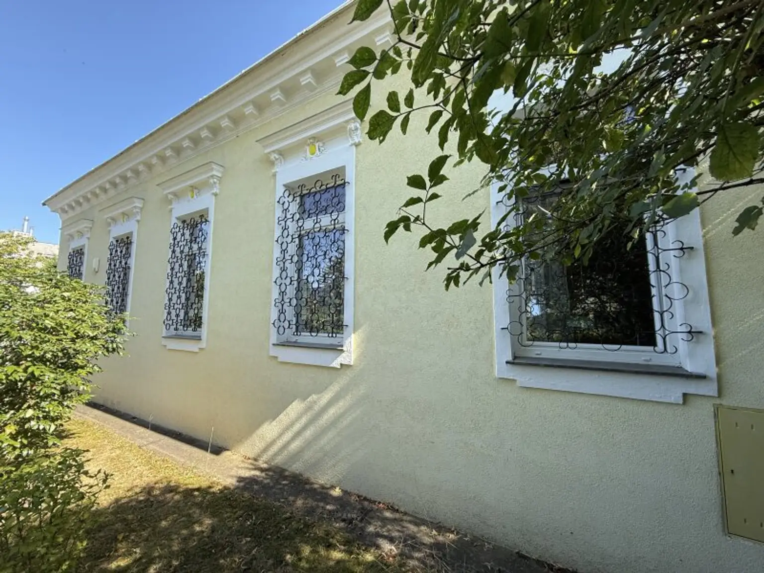 Altbauvilla - absolute Grünruhelage - 2 getrennte Wohneinheiten - 1.100 m² Garten mit Pool