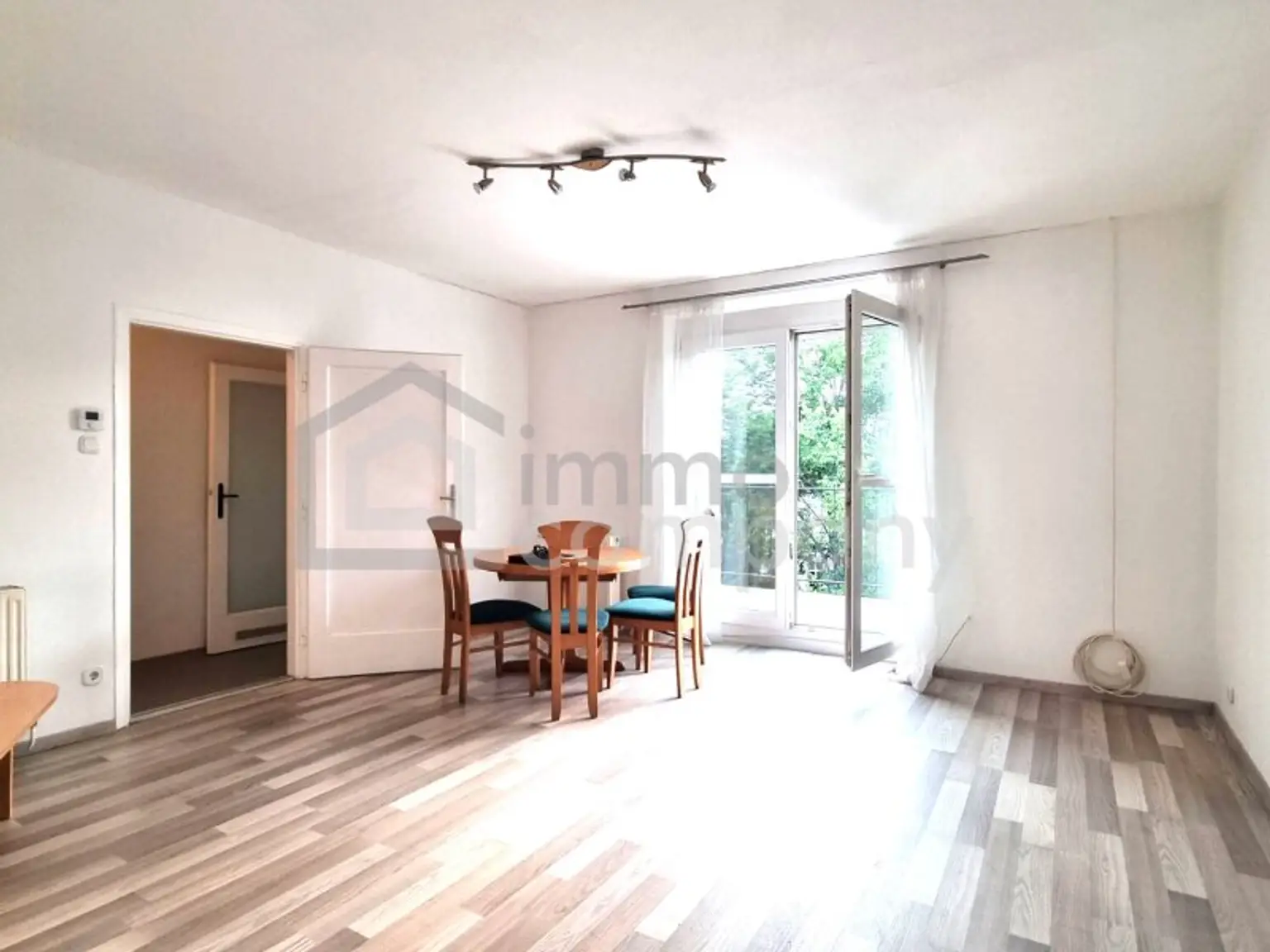 TRAUMHAFTE DACHGESCHOSSWOHNUNG mit zwei Balkonen in Baden!