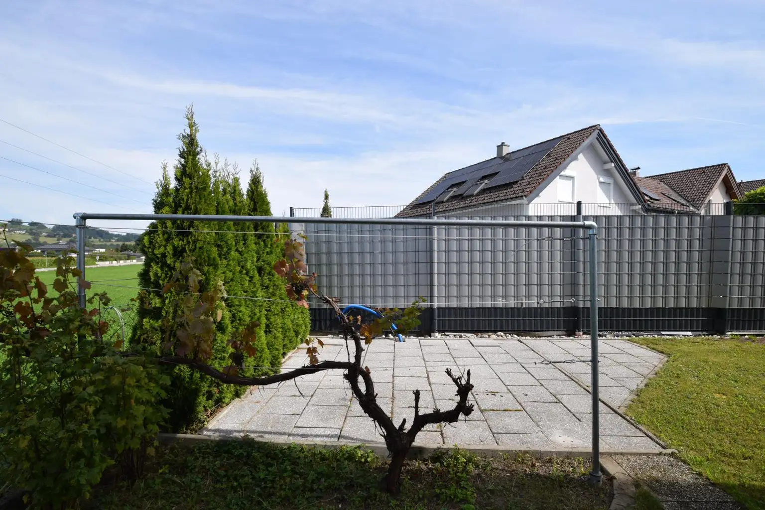 Platzwunder: Wohnung mit Eigengarten, 2 Parkplätzen, Keller & Dachboden