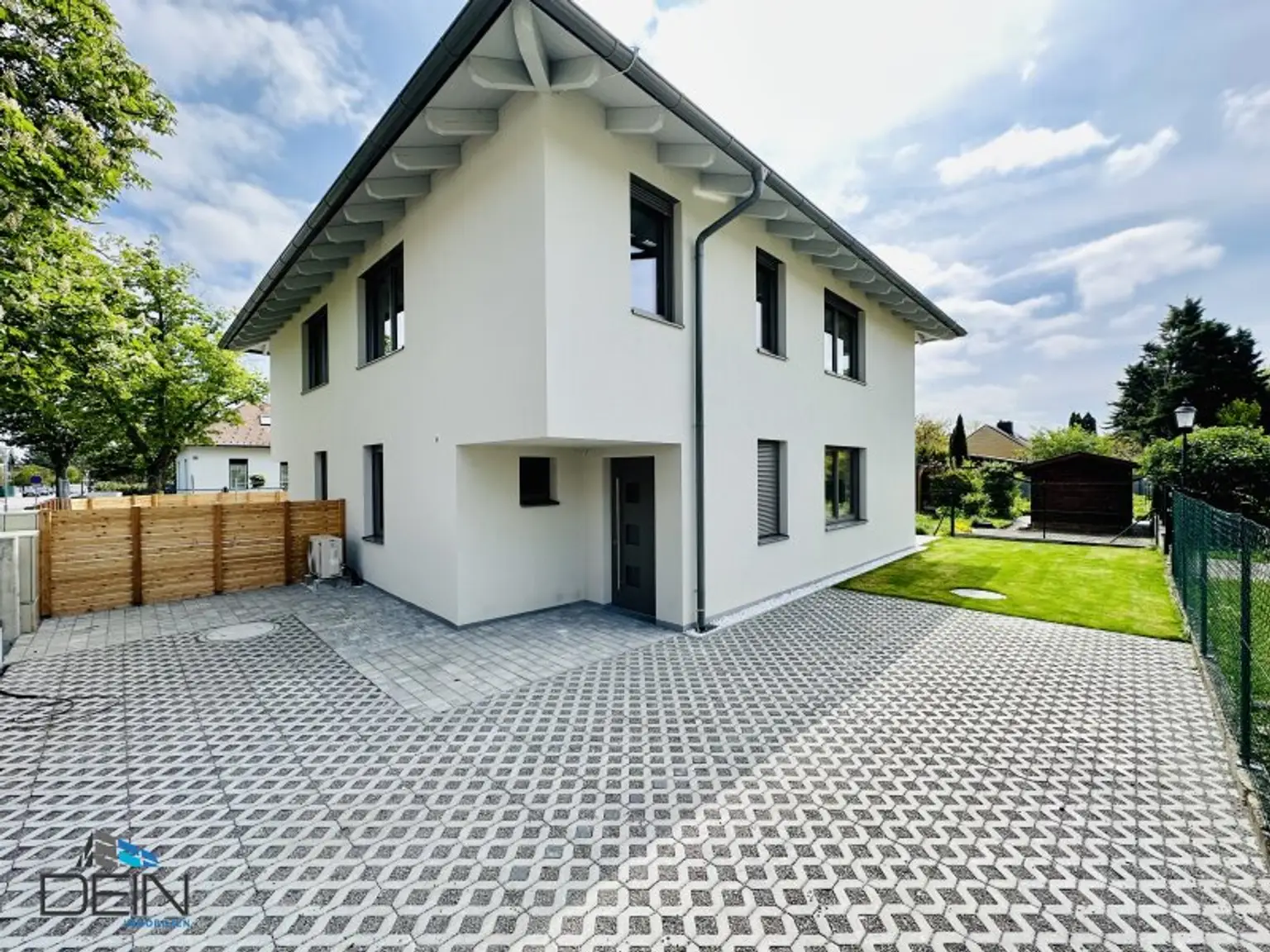 NEU! TRAUMHAFTE 4 ZIMMER DOPPELHAUSHÄLFTE MIT EIGENGARTEN NÄHE ZENTRUM UND BAHNHOF!