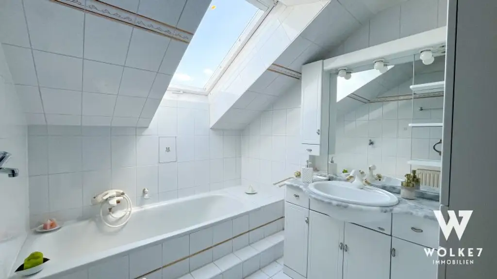 Exklusive Dachgeschoßwohnung mit ca. 86 m² und Blick über Wien I Nahe AKH